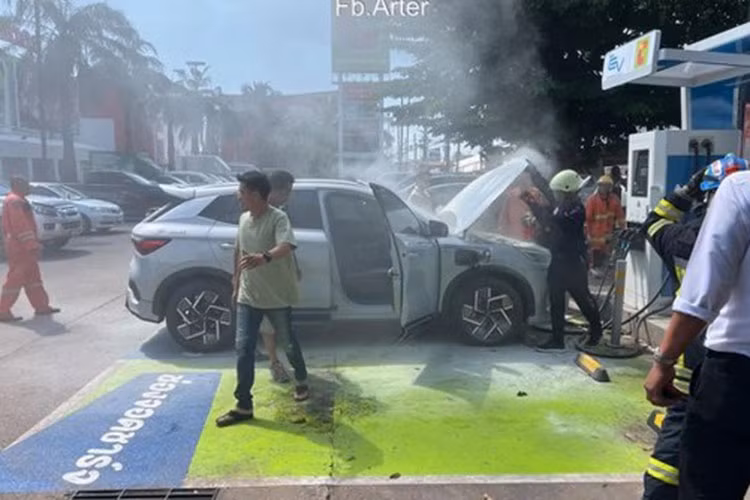 BYD Atto 3 dien moi mua 6 thang bat ngo boc chay khi dang sac