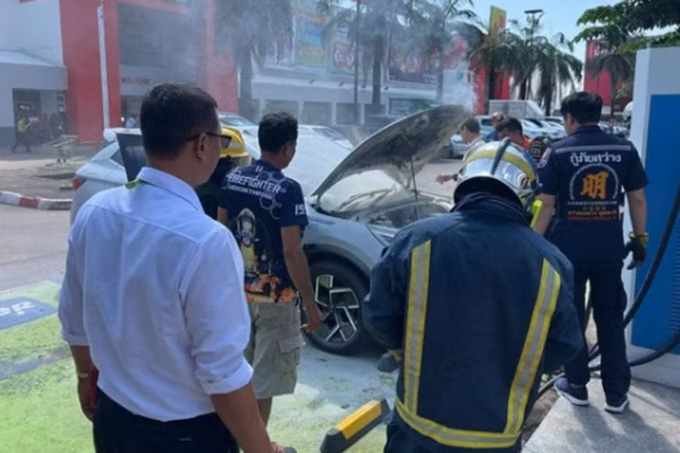 BYD Atto 3 dien moi mua 6 thang bat ngo boc chay khi dang sac-Hinh-2