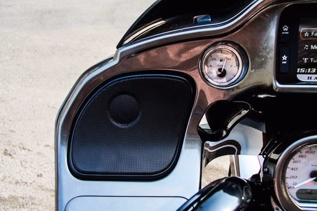 Tính năng 3D GPS và hệ thống loa 6.5­inch Boom Bagger với công suất khuếch đại trên mỗi kênh 75­watt cũng được tích hợp.