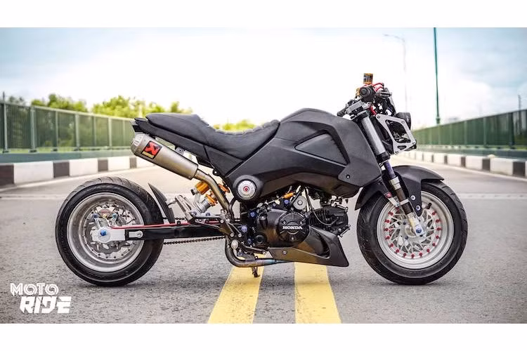 Toàn bộ dè sau nguyên bản của chiếc xe này đã bị loại bỏ để tạo kiểu dáng thể thao. Nằm phía trên phần đuôi là bộ yên với thiết kế thể thao, trong khi phần thân xe nguyên bản đã được dán lại màu đen mờ để khiến bản độ MSX125 này trở nên "ngầu" hơn.