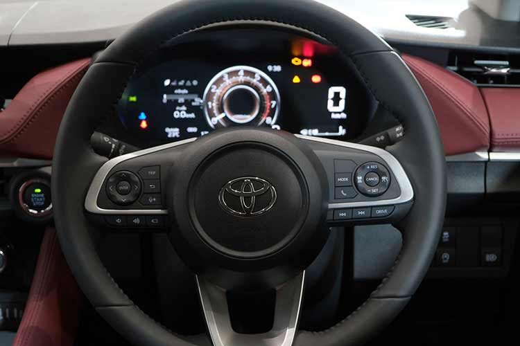 Theo đó, xe có gói công nghệ an toàn chủ động Toyota Safety Sense với những tính năng như hệ thống kiểm soát hành trình thích ứng, cảnh báo điểm mù, cảnh báo tiền va chạm, kiểm soát chân ga, cảnh báo lệch làn đường, cảnh báo phương tiện cắt ngang khi lùi và đèn pha tự động. Camera 360 độ cũng được trang bị cho mẫu sedan bình dân này.