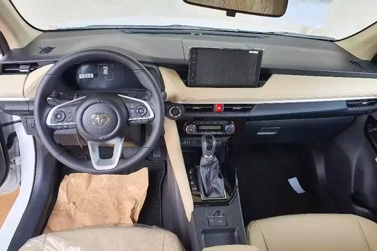 Bên trong xe, Toyota Vios mới sở hữu vô lăng 3 chấu với thiết kế giống Raize, tích hợp phím chức năng, bảng đồng hồ với màn hình màu đa thông tin TFT 7 inch, màn hình thông tin giải trí dạng cảm ứng 9 inch...