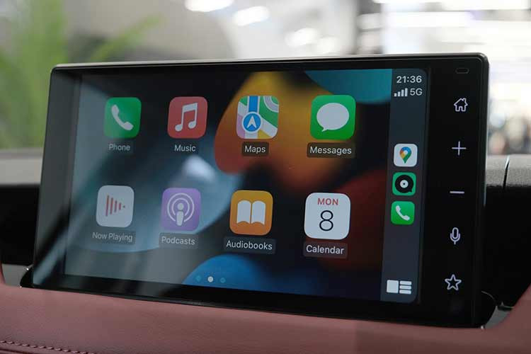 Xe có hệ thống âm thanh 6 loa, điều hòa tự động, lọc không khí PM2.5, đèn viền trang trí 64 màu, phanh tay điện tử và tự động giữ phanh tạm thời. Nội thất của xe sẽ được bọc da hoặc nỉ, tùy theo phiên bản. Đặc biệt, Toyota Vios mới còn được nâng cấp mạnh về mặt trang bị an toàn. 