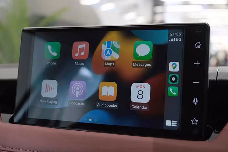 Xe có hệ thống âm thanh 6 loa, điều hòa tự động, lọc không khí PM2.5, đèn viền trang trí 64 màu, phanh tay điện tử và tự động giữ phanh tạm thời. Nội thất của xe sẽ được bọc da hoặc nỉ, tùy theo phiên bản. Đặc biệt, Toyota Vios mới còn được nâng cấp mạnh về mặt trang bị an toàn. 