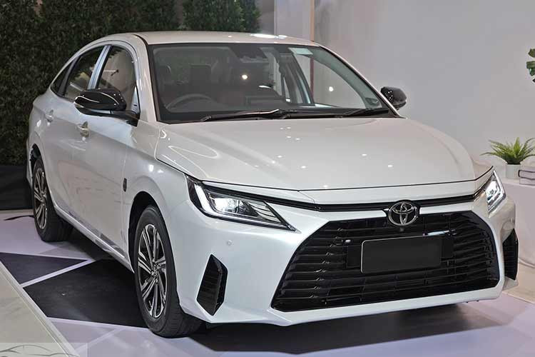 Theo tin đồn, trong thời gian tới, Toyota Vios sẽ được bổ sung phiên bản hybrid mới. Rất có thể mẫu sedan hạng B này ở Việt Nam sẽ có cả phiên bản máy xăng lẫn hybrid, tương tự Yaris Cross và Innova Cross.