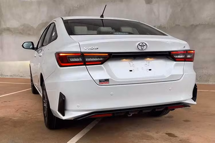 Không chỉ tăng kích thước, mẫu xe sedan Toyota Vios 2024 dành cho khu vực Đông Nam Á còn được trang bị đèn pha LED mượt mà, dải đèn LED định vị ban ngày hình chữ "L", lưới tản nhiệt cỡ lớn sơn màu đen bóng, vành la-zăng đa chấu phay xước 2 màu và đèn hậu LED với đèn báo rẽ tuần tự. Tùy thị trường, xe sẽ được trang bị mâm 16 inch hoặc 17 inch.