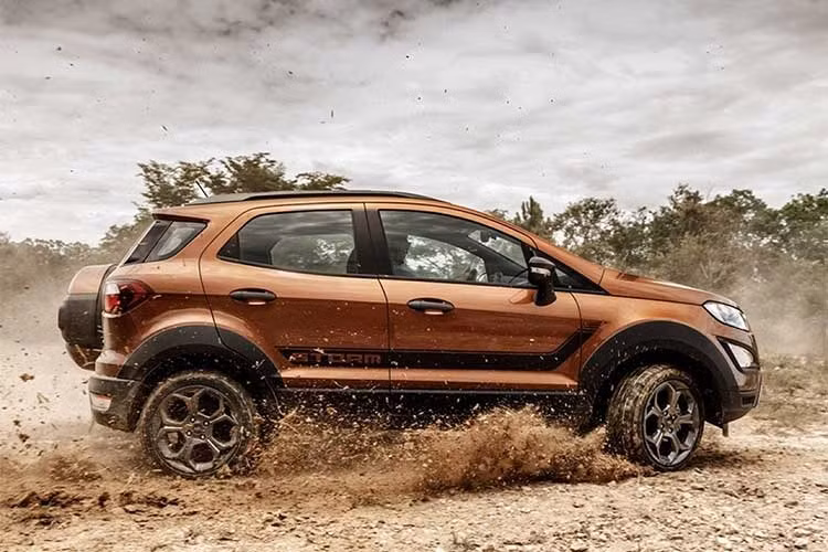 So với phiên bản thường, EcoSport Storm có ngoại hình nổi bật và ngầu hơn hẳn. Ngoài thay đổi rõ rệt nhất là màu sơn nâu Brown Trancoso đặc biệt, chiếc xe còn có ngoại thất với nhiều điểm nhấn độc đáo.