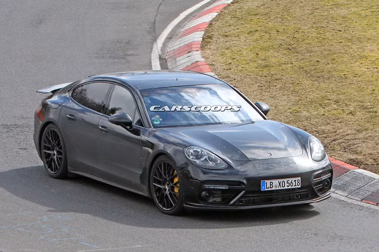 So với nguyên gốc của mình là Concept Porsche Sport Turismo 2012, ngoại thất bản hoàn chỉnh này chỉ có một số khác biệt nho nhỏ đến từ đèn pha (bớt góc cạnh hơn) và tỉ lệ tổng thế (thiên về tỉ lệ hatchback hơn là shooting brake).