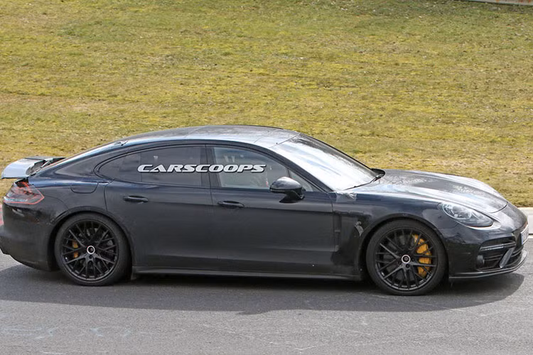 Được biết, Porsche Panamera mới được xây dựng dựa trên nền tảng MSB hoàn toàn mới làm bằng nhôm và vật liệu tổng hợp giúp giảm trọng lượng xe đi đáng kể (ít nhất 100 kg) so với phiên bản trước.