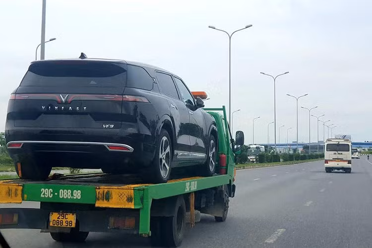 VinFast VF9 sap ve den dai ly, khach Viet co xe cuoi nam nay