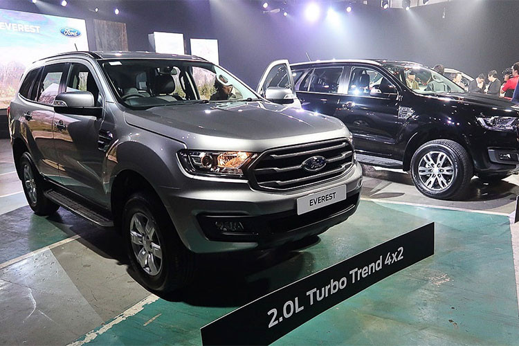 Ngoại hình mới của mẫu xe Ford Everest 2018 phiên bản nâng cấp còn được tinh chỉnh ở đầu, lưới tản nhiệt và đèn sương mù. Nhưng điểm đáng chú ý nhất vẫn là những trang bị mới. Chiếc xe sẽ sở hữu chức năng mở cửa không cần chìa (keyless entry), nút bấm khởi động start/ stop, hệ thống thông tin giải trí SYNC 3, mở cốp rảnh tay.