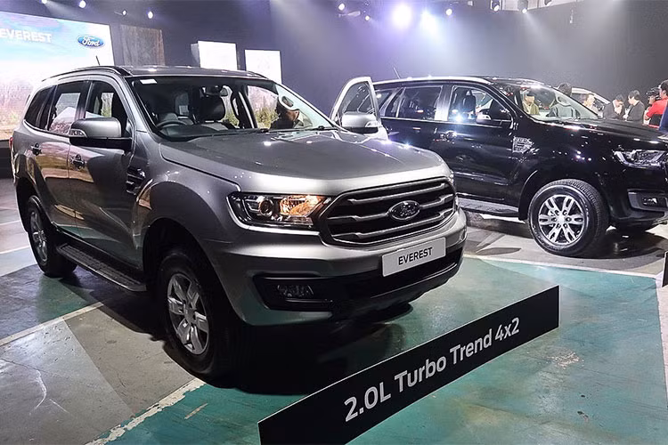 Ngoại hình mới của mẫu xe Ford Everest 2018 phiên bản nâng cấp còn được tinh chỉnh ở đầu, lưới tản nhiệt và đèn sương mù. Nhưng điểm đáng chú ý nhất vẫn là những trang bị mới. Chiếc xe sẽ sở hữu chức năng mở cửa không cần chìa (keyless entry), nút bấm khởi động start/ stop, hệ thống thông tin giải trí SYNC 3, mở cốp rảnh tay.