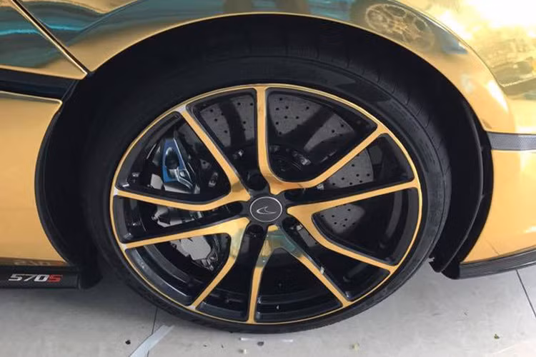 Sau khi được chuyên gia Nhật bản độ lại, toàn bộ phần ngoại thất thân xe đều được phủ decal vàng nổi bật. Ngay cả bộ la-zăng cũng được sơn vàng đồng bộ vớ viền vàng trên các châu mâm cực kỳ ấn tượng.