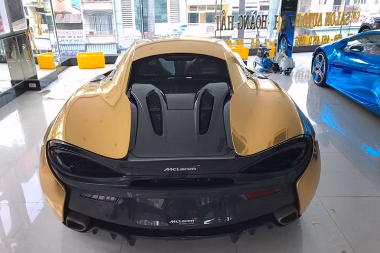 McLaren 570S là mẫu siêu xe giá rẻ thứ nhì của McLaren sau chiếc 540C, vừa chỉ được ra mắt cách đây hơn 1 năm và thuộc dòng sản phẩm được hãng gọi là Sport Series. Là một mẫu siêu xe giá rẻ nhưng 570S lại có nhiều nét thiết kế giống chiếc 650S đắt tiền.