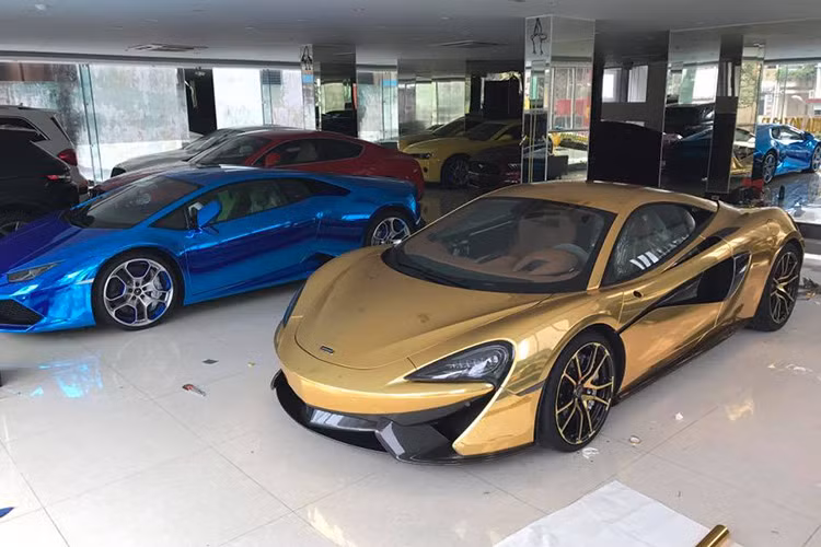 Trước khi rước "siêu ngựa" Ferrari F12 bản độ Dubai duy nhất Việt Nam, thiếu gia Cường Đô La nói lời tạm biệt siêu xe McLaren 570S. Sau khi về tay chủ nhân mới, mới đây chiếc siêu xe thể thao Anh quốc bất ngờ xuất hiện trong màu áo hoàn toàn mới, ấn tượng hơn.