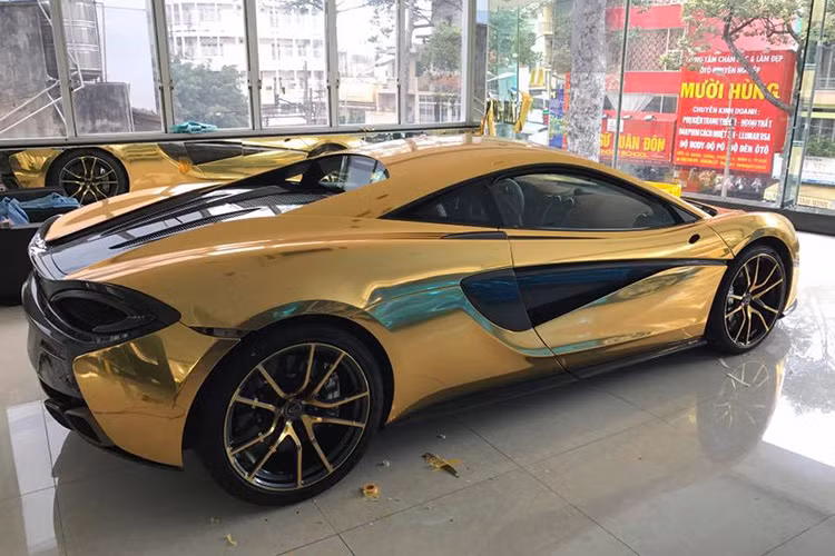 Giống như mọi mẫu siêu xe McLaren dân dụng khác, 570S cũng được trang bị cửa mở lật lên kiểu "cắt kéo" độc đáo. 570S vẫn có động cơ V8 3.8l tăng áp kép như "đàn anh" 650S, nhưng chỉ có công suất tối đa 570 PS (562 mã lực) và mô-men xoắn 600 Nm. Ngoài ra, bộ khung nguyên khối của 570S cũng tương tự như 650S.