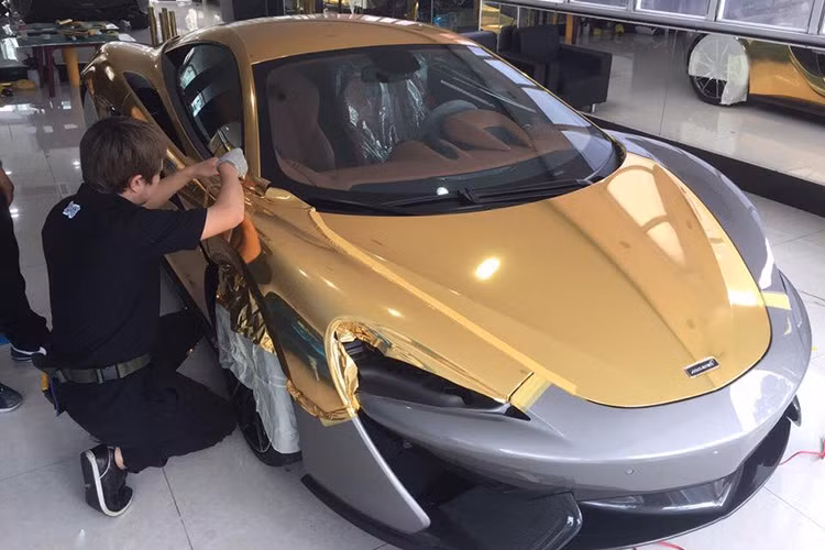 Được biết lớp áo crom vàng độc đáo này được bọc cho xe theo dạng đề can. Tuy nhiên, công việc độ lại ngoại thất này cũng được chủ xe khá cẩn thận khi giao cho một chuyên gia người Nhật đảm nhận, đây cũng chính là người từng bảo dưỡng lại "ông hoàng tốc độ" Bugatti Veyron cho đại gia siêu xe Minh Nhựa thời gian vừa qua.