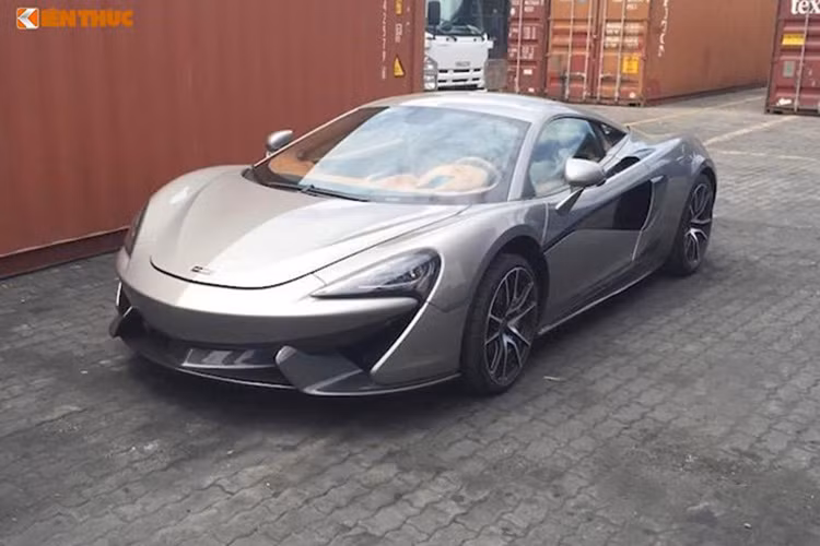 Cách đây không lâu, Cường Đô La bán siêu xe McLaren 570S để “dọn đường” cho một siêu xe Ferrari F12 Berlinetta độ độc nhất tại thị trường Việt Nam về nhà. Ban đầu, siêu xe McLaren sở hữu ngoại thất màu xám kết hợp nội thất màu cam nâu và là siêu xe thuộc dạng "hàng lướt" đã qua sử dụng từ đại lý McLaren Dusseldorf - Đức.