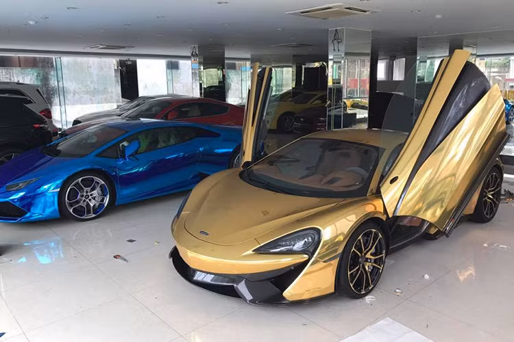 Không rõ mức giá “giao dịch” chiếc McLaren 570S coupe đến tay chủ mới giá bao nhiêu, nhưng hiện nó đang nằm tại công ty nhập khẩu siêu xe quận 5. Chỉ biết rằng siêu xe này khi về tay vị đại gia phố núi có giá 12 tỷ đồng, trong khi chiếc Ferrari F12 Berlinetta với loạt đồ chời độ hàng “khủng” đang được rao bán gần 20 tỷ đồng.