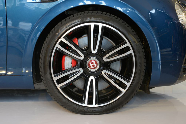 Xe sở hữu bộ mâm 21 inch với thiết kế 6 chấu kép và logo chữ B nằm chính giữa – một chi tiết đặc trưng của dòng siêu xe sang Bentley, Anh quốc. Cùm phanh xe màu đỏ tuy nổi bật và khỏe khoắn nhưng lại tỏ ra không ăn nhập lắm với vẻ tổng thể lịch lãm của Flying Spur V8 S.