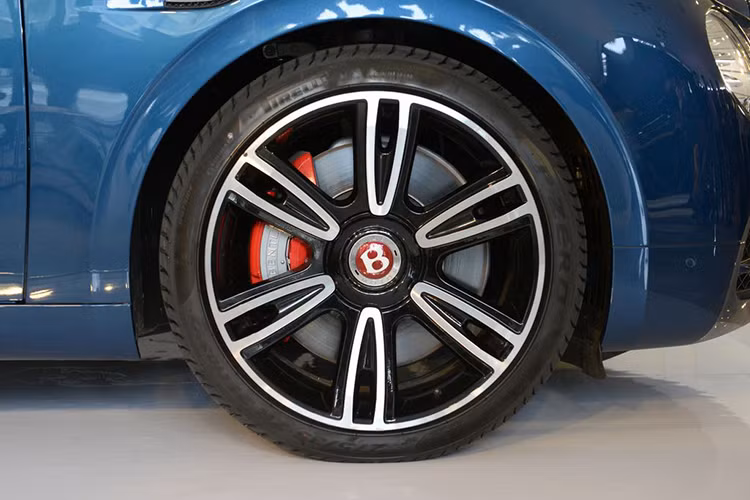 Xe sở hữu bộ mâm 21 inch với thiết kế 6 chấu kép và logo chữ B nằm chính giữa – một chi tiết đặc trưng của dòng siêu xe sang Bentley, Anh quốc. Cùm phanh xe màu đỏ tuy nổi bật và khỏe khoắn nhưng lại tỏ ra không ăn nhập lắm với vẻ tổng thể lịch lãm của Flying Spur V8 S.