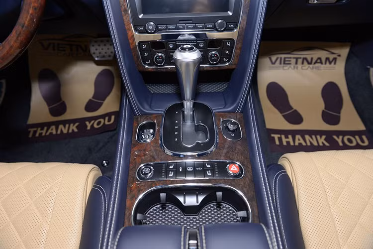 Xe được Bentley cho ứng dụng công nghệ tiết kiệm nhiên liệu tiên tiến, hoạt động bằng cách tạm ngắt một nửa số xy lanh trong quá trình hoạt động, tùy vào mức độ vận hành thực tế của chiếc xe. Hệ thống ECU cũng được tinh chỉnh, giúp tăng hiệu suất làm việc của bướm ga. Mức tiêu hao nhiên liệu của mẫu sedan này ở mức 10,9 lít/100 km và lượng khí thải CO2 254 g/km.