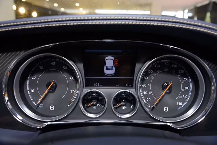 Trong khi đó, ở khu vực hàng ghế thứ hai có các tiện ích như bàn làm việc, tủ lạnh, khe gió điều hòa riêng với màn hình điều khiển tháo rời được. Tuy nhiên bản xe về Việt Nam lần này không có màn hình giải trí riêng cho hàng ghế sau. Xe được Bentley nâng cấp khả năng vận hành, hệ thống treo và một số chi tiết ở ngoại thất để tạo sự khác biệt so với phiên bản V8 tiêu chuẩn.