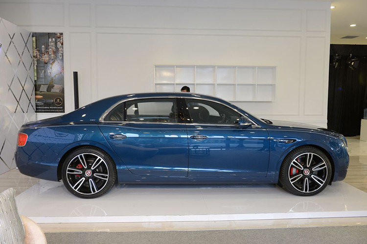 Siêu xe sang Bentley Flying Spur V8 S thuộc thế hệ thứ 2 của dòng xe Continental Flying Spur lừng danh, mẫu xe có kiểu dáng sedan 4 cửa với sự tiện nghi tập trung tối đa cho hàng ghế sau, nơi những ông chủ ưa thích. Xe có chiều dài 5.299 mm (trong đó trục cơ sở dài 3.066 mm), rộng 2.207 mm, cao 1.488 mm và có khối lượng 2.972 kg.