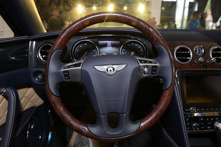 Nhà phân phối chọn đưa về Việt Nam chiếc Flying Spur V8 S với màn hình cảm ứng hiển thị giải trí và thông tin có kích cỡ 8 inch, đồng hồ hiển thị thời gian hiệu Breitling nằm ở táp-lô giữa hai khe gió điều hòa hình tròn, trong khi bảng đồng hồ tốc độ được bao quanh bởi viền làm từ sợi carbon và có màn hình LCD nằm chính giữa.