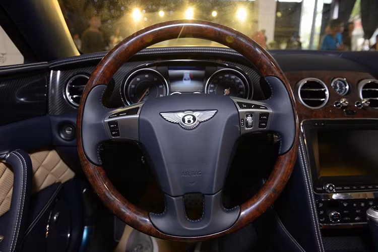 Nhà phân phối chọn đưa về Việt Nam chiếc Flying Spur V8 S với màn hình cảm ứng hiển thị giải trí và thông tin có kích cỡ 8 inch, đồng hồ hiển thị thời gian hiệu Breitling nằm ở táp-lô giữa hai khe gió điều hòa hình tròn, trong khi bảng đồng hồ tốc độ được bao quanh bởi viền làm từ sợi carbon và có màn hình LCD nằm chính giữa.