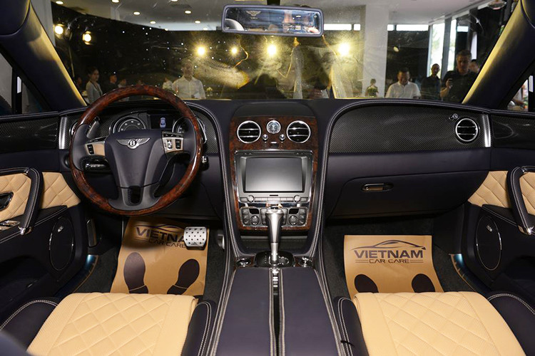 Bên trong, Bentley sử dụng loại gỗ cao cấp để ốp lên một số vị trí, trong khi phần lớn các thành phần nội thất của Flying Spur V8 S được bọc da bò. Vô lăng 3 chấu vẫn giữ phong cách thể thao xen lẫn sang trọng như trước, vừa được ốp gỗ lại vừa tích hợp hệ thống nút bấm điều khiển nhanh và cả lẫy chuyển số. Ghế ngồi được phối 2 tông màu, có logo Bentley và chữ “V8 S”.