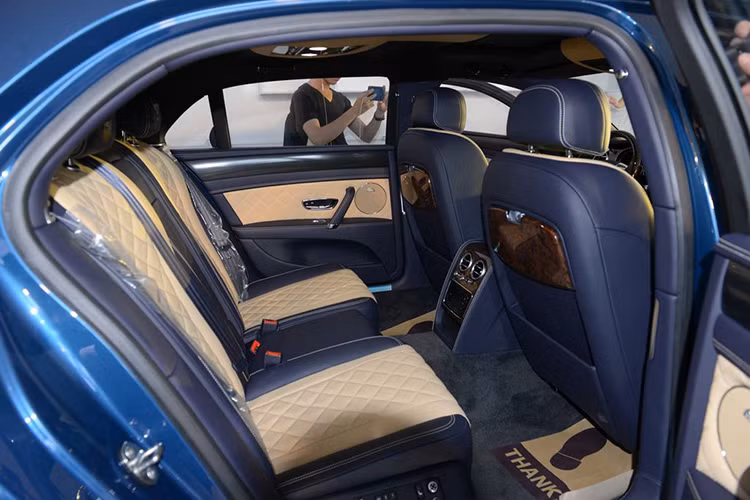 Xe được trang bị động cơ V8 tăng áp kép, dung tích 4.0 lít, xe sản sinh công suất tối đa 528 mã lực (mạnh hơn phiên bản V8 đến 21 mã lực), mô-men xoắn cực đại 680 Nm ngay từ 1.700 v/p, xe có khả năng tăng tốc từ 0 – 100 km/h chỉ trong 4,9 giây trước khi đạt tốc độ tối đa 306 km/h. Hộp số tự động ZF 8 cấp cùng hệ dẫn động 4 bánh toàn thời gian.