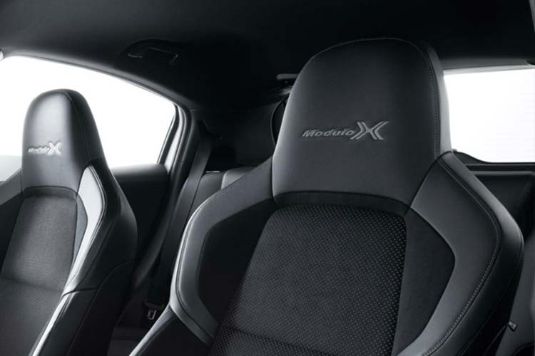 Logo Modulo X cũng xuất hiện trên tấm trải sàn, hàng ghế trước... tạo điểm nhấn tổng thể cho khoang cabin. Các tính năng tiêu chuẩn được trang bị bao gồm hệ thống an toàn và hỗ trợ người lái Honda Sensing.