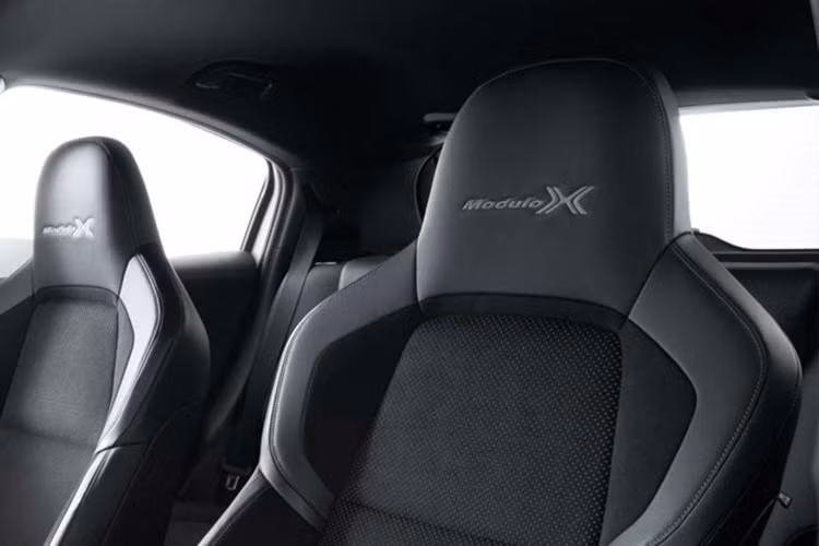 Logo Modulo X cũng xuất hiện trên tấm trải sàn, hàng ghế trước... tạo điểm nhấn tổng thể cho khoang cabin. Các tính năng tiêu chuẩn được trang bị bao gồm hệ thống an toàn và hỗ trợ người lái Honda Sensing.