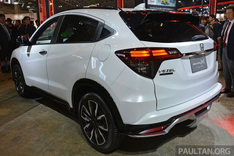 Về tổng thể, Honda HR-V Modulo X 2019 mới sở hữu thiết kế năng động, trẻ trung, với những đường nét góc cạnh đầy tinh tế. Kích thước của xe không đổi với chiều dài x rộng x cao lần lượt là 4.334 x 1.772 x 1.605 mm, chiều dài cơ sở 2.610 mm. Khoảng sáng gầm xe 150 mm.