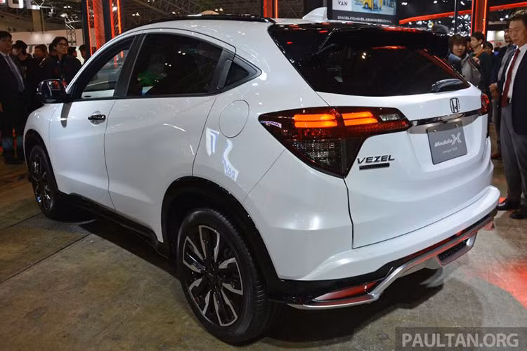 Về tổng thể, Honda HR-V Modulo X 2019 mới sở hữu thiết kế năng động, trẻ trung, với những đường nét góc cạnh đầy tinh tế. Kích thước của xe không đổi với chiều dài x rộng x cao lần lượt là 4.334 x 1.772 x 1.605 mm, chiều dài cơ sở 2.610 mm. Khoảng sáng gầm xe 150 mm.