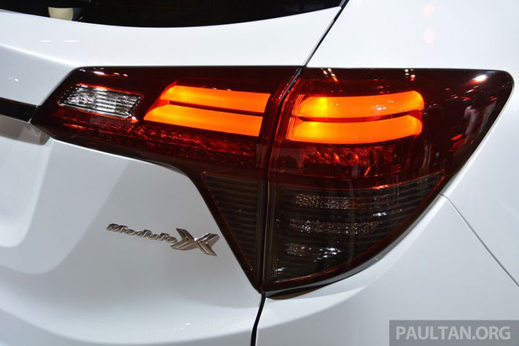 Hệ thông đèn chiếu sáng của xe cũng được trang bị dạng led hiện đại. Bên cạnh đó là xe còn được trang bị sẵn mâm đúc thể thao kích thước 17 inch.