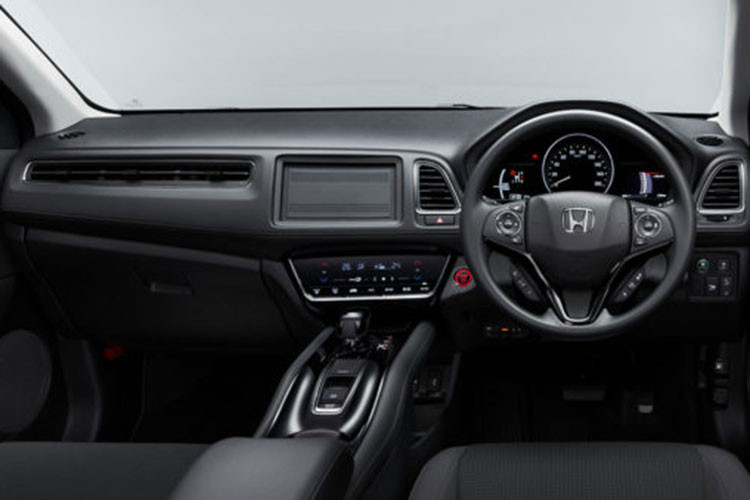 Khoang nội thất xe có màu đen nam tính. Bề mặt ghế được sử dụng chất liệu bọc Ultrasuede kết hợp với các lớp da. Ghế ngồi được thiết kế theo hướng thể thao ôm lưng, tích hợp tính năng sưởi cho hàng ghế trước.