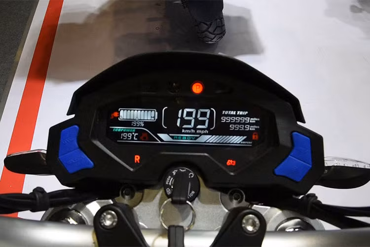 Về ngoại hình, chiếc môtô điện CSC City Slicker mới này có thiết kế không khác gì với những chiếc xe thể thao hai bánh thông dụng hiện nay nhưng điẻm khác biệt duy nhất là không có ống xả. Xe sờ hữu đèn pha, xi nhan dạng led. Đồng hồ xe với màn hình màu hiển thị đầy đủ thông số...