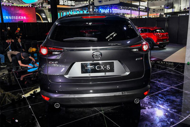 Phía đuôi xe, cụm đèn hậu vuốt nhọn thon gọn được nối liền bằng thanh nẹp crom sáng bóng. Phía dưới là logo thương hiệu Mazda và dòng chữ tên xe - CX-8. Xe được trang bị cản sau lớn, hai ống xả mạ crom và bộ mâm hơpk kim đa chấu thiết kế màu sáng đẹp mắt.