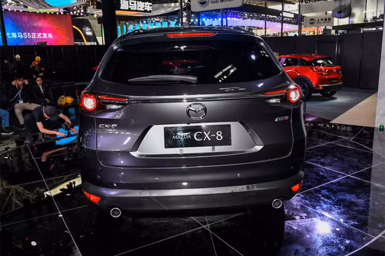 Phía đuôi xe, cụm đèn hậu vuốt nhọn thon gọn được nối liền bằng thanh nẹp crom sáng bóng. Phía dưới là logo thương hiệu Mazda và dòng chữ tên xe - CX-8. Xe được trang bị cản sau lớn, hai ống xả mạ crom và bộ mâm hơpk kim đa chấu thiết kế màu sáng đẹp mắt.