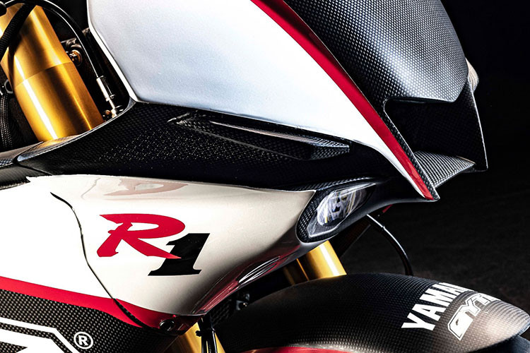 Tuy nhiên, không phải ai sẵn sàng chi tiền cũng có thể sở hữu được phiên bản này, bởi hãng xe Nhật Bản chỉ sản xuất giới hạn 25 chiếc Yamaha YZF-R1 GYTR Pro kỷ niệm 25 năm ra đời dòng xe YZF-R1.