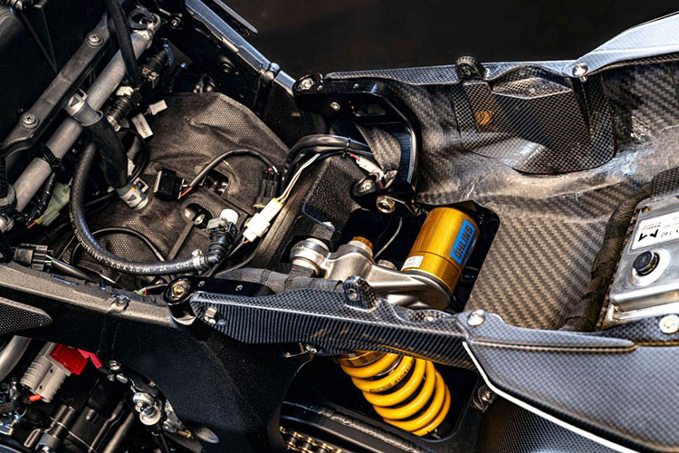 Trong khi giảm xóc đơn phía sau hiệu TTX, có thể tùy chỉnh mang đến khả năng xử lý chủ động hơn dành cho tay đua chuyên nghiệp của hãng.