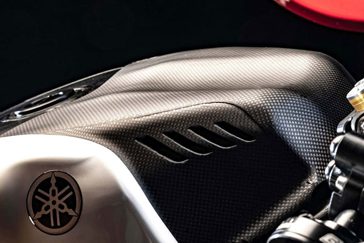 Cụ thể, Yamaha YZF-R1 GYTR Pro bản đặc biệt kỷ niệm 25 năm này sử dụng khung carbon siêu bền và nhẹ. Hệ thống treo trên R1 GYTR Pro gồm phuộc treo trước hiệu Ohlins FGR.