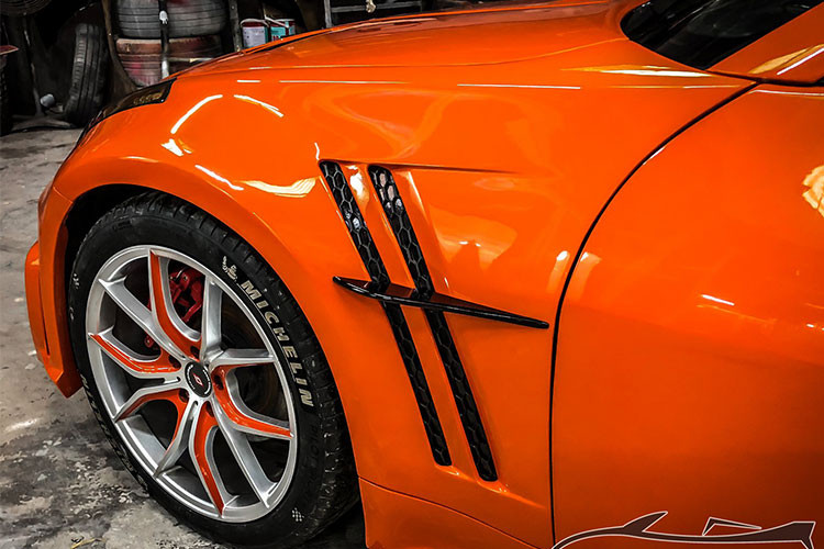 Ngoài ra, bộ mâm đúc thể thao cỡ lớn hợp kim đa chấu với việc sơn màu cùng thân xe cũng góp phần tạo nên phong cách thể thao cho Nissan 350Z.