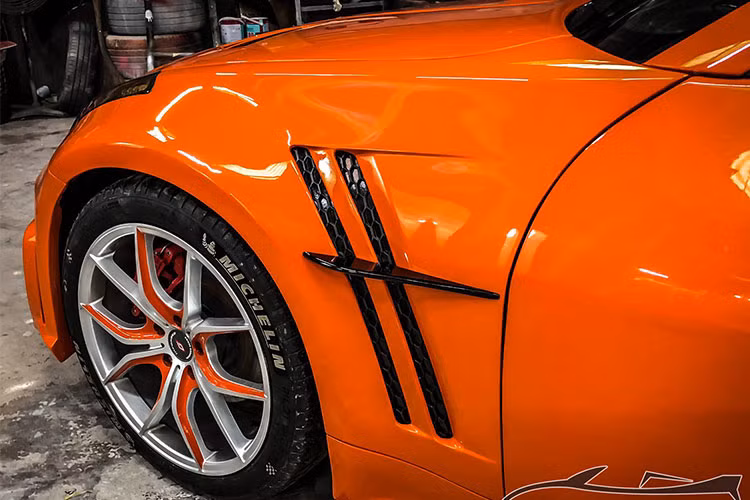 Ngoài ra, bộ mâm đúc thể thao cỡ lớn hợp kim đa chấu với việc sơn màu cùng thân xe cũng góp phần tạo nên phong cách thể thao cho Nissan 350Z.