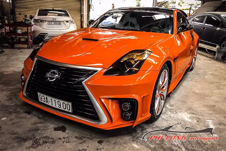 Được sản xuất từ năm 2002 tới 2009, siêu xe Nissan 350Z là dòng xe thể thao được dân chơi Thế giới ưa chuộng do có vẻ ngoài hấp dẫn, cảm giác lái tốt và nhiều đồ độ. Tại Việt Nam, mặc dù được phân phối chính hãng nhưng số lượng người chơi Nissan 350Z không nhiều, do vậy phiên bản độ này có thể xem là độc nhất.