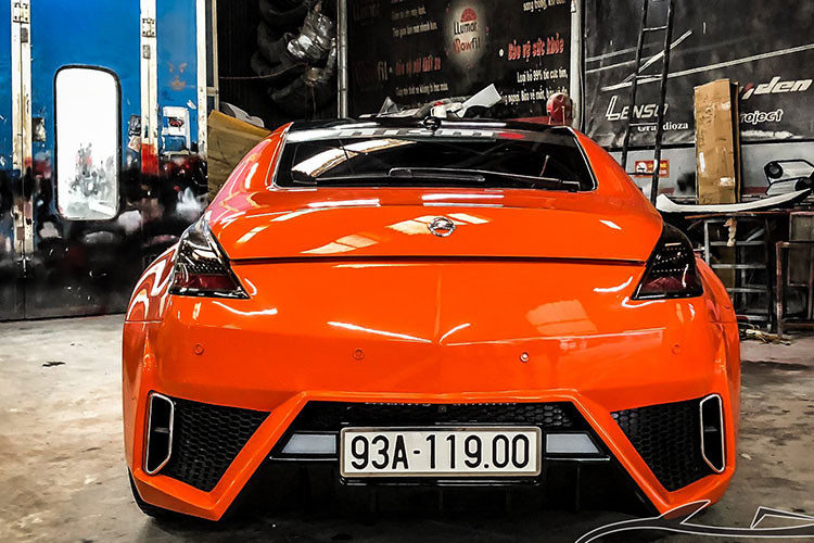 Xe thể thao Nissan 350Z sử dụng động cơ V6 3.5L công suất 306 mã lực cùng hộp số tự động 5 cấp. Với động cơ mạnh mẽ này, 350Z có thể đạt vận tốc tối đa 250 km/h. Khả năng vận hành cùng cảm giác lái của mẫu xe này được nhiều chuyên gia quốc tế đánh giá khá cao.