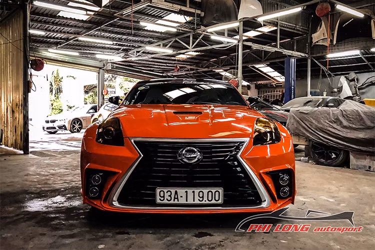 Để từ một chiếc Nissan 350Z độ Lexus, một số chi tiết của mẫu xe thể thao này đã được xưởng độ thay đổi theo phong cách Lexus, nổi bật và dễ thấy nhất chính là cụm lưới tản nhiệt hình con suốt đặc trưng trên xe Lexus, tiếp theo là cụm cản sau có hơi hướng của chiếc LC 2 cửa.