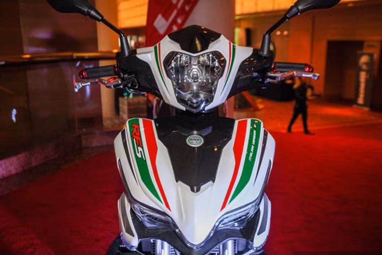 Đồng hồ của xe được thiết kế dạng màn hình điện tử kết hợp đo vòng tua máy là loại cơ (tương tự như hai đối thủ Honda Winner và Yamaha Exciter). Tay lái của xe cao vừa tầm, phù hợp với vóc dáng người Châu Á, các phím bấm sử dụng trên xe đơn giản dễ sử dụng ngay lần đầu.